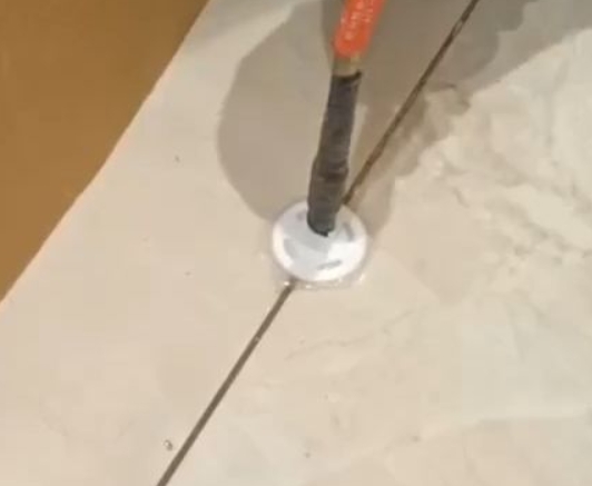 西安瓷砖空鼓维修公司专业解答瓷砖在铺贴过程中，如果没有涂抹均匀到位的粘结材料（如水泥砂浆或瓷砖胶），可能会导致以下问题