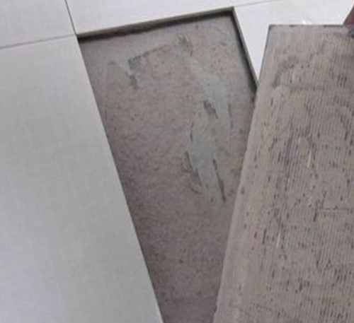 西安瓷砖空鼓维修公司分享瓷砖铺贴时如果打浆（即涂抹在瓷砖背面和基层上的砂浆或瓷砖胶）过少，会带来以下问题